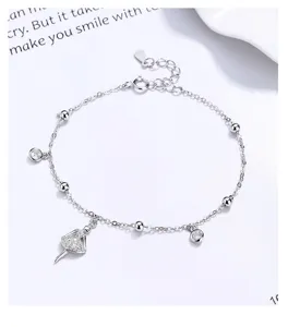 Bracelet de zircone en argent 925 avec pendentif danseuse vue de détail bijou scintillant