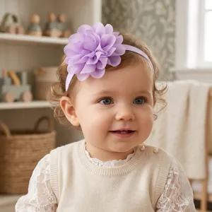 Gedetailleerd overzicht van de schattige paarse chiffon bloem baby haarband als accessoire.