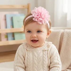 Detailopname van een schattige baby met een roze chiffon bloem hoofdband, zacht en comfortabel.