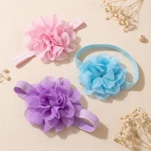 Baby chiffon bloem haarband detailweergave, schattige kleurrijke haaraccessoire voor de zomer.