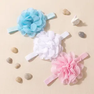 Schattig baby haarband detail met zachte chiffon bloem en elastische band in mooie kleuren.