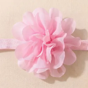 Close-up detailopname van de roze chiffon bloem baby hoofdband, zoete en schattige accessoire.
