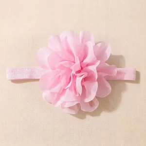 Chiffon bloem baby haarband detailopname close-up, zacht roze elastisch zuigeling accessoire.
