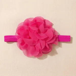 Baby haarband detail met fuchsia roze chiffon bloem en elastische haarband accessoire.