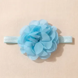 Detailopname van lichtblauwe chiffon bloem, zachte baby haarband zomer accessoire.