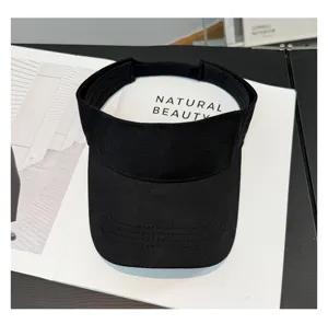 Clasico sombrero negro de algodon vacio para proteccion solar, visera minimalista chic.