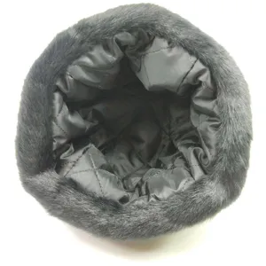Bonnet ushanka en fausse fourrure hiver chaud noir chapeau de president detail vue.