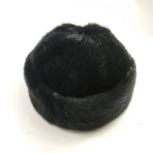 Vue détaillée d'un bonnet en fausse fourrure noire, chapeau d'hiver chaud et épais en peluche.