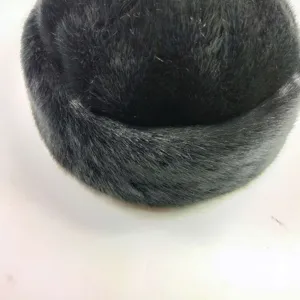 Détail de bonnet chaud en fausse fourrure noire, chapeau en peluche douce pour hiver.