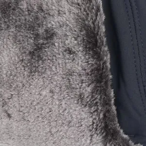 Detalle gorro aviador pelo sintético invierno cálido tela cortavientos ushanka primer plano