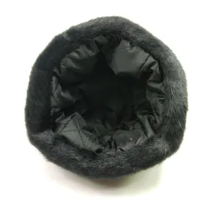 Vue détaillée du bonnet ushanka chaud en fausse fourrure noire avec doublure matelassée.