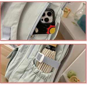 Hellblauer Campus Rucksack Detailansicht mit praktischen Front- und Seitentaschen.