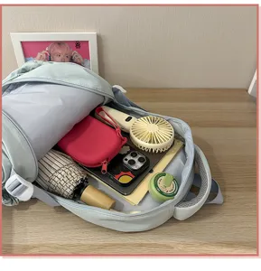 Detailansicht des hellblauen Schulrucksacks mit geräumigem Innenraum und Fächeraufteilung.