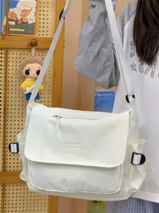 Lockerer weißer Umhängetasche für Damen, süßer College-Stil Canvas Schultertasche mit Klappe.