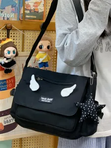 Schwarze Umhängetasche für Damen, süße Engelsflügel Schultertasche, lässige College Crossbody Tasche.