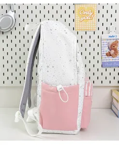 Zaino bianco chic con stelle argentate e tasche rosa, ideale per la scuola e i viaggi.