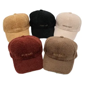 Casquette de baseball en sherpa d'hiver brodée, détail de casquette chaude en peluche.
