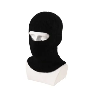 Primo piano del passamontagna in maglia nera, maschera termica calda per sport invernali.