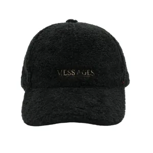 Gros plan casquette de baseball noire en faux mouton avec détail brodé, bonnet chaud.