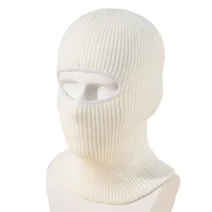 Vista dettagliata di un passamontagna in maglia bianca, maschera termica per sport invernali.