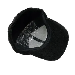 Vue détaillée de la doublure intérieure et de la structure de la casquette sherpa noire.