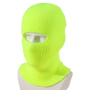 Vista dettagliata del passamontagna da sci in maglia giallo neon, tessuto termico invernale.