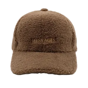 Casquette de baseball marron en tissu sherpa doux avec broderie de lettres pour hiver.