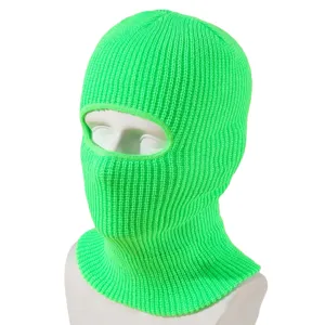 Primo piano di un passamontagna in maglia verde brillante con fine tessitura a coste per esterni.