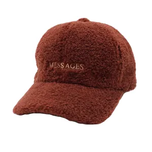 Casquette de baseball en sherpa marron avec broderie chic pour l'hiver extérieur.