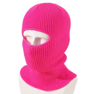 Primo piano dettagliato del passamontagna in maglia rosa vivo con filato di alta qualità.