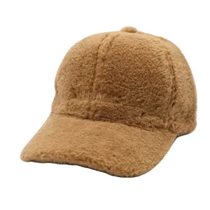 Vue détaillée de la casquette de baseball en laine polaire avec broderie sur le devant.