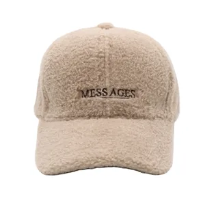 Vue détaillée d'une casquette de baseball en laine d'agneau avec broderie de texte.