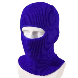 Vista dettagliata del passamontagna da sci in maglia blu tinta unita, cappello caldo da equitazione