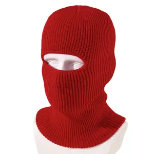 Primo piano della maschera da sci in maglia rossa che mostra una fine trama di lana e design.