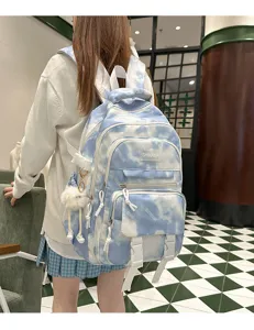 Zaino scolastico blu tie-dye per studenti con ampi scomparti e grazioso ciondolo di peluche.