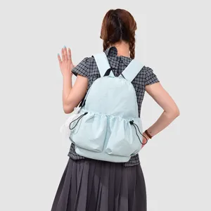 Mochila azul ligera con bolsillos de cordón, ideal para la escuela y los viajes diarios.