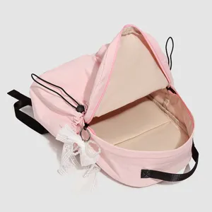 Mochila rosa linda con cordón detalle vista con colgante perla de encaje, bolso escolar.