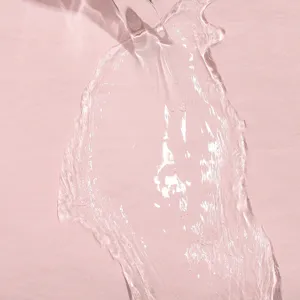 Foto detallada de tela impermeable rosa que muestra una excelente resistencia al agua.