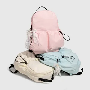 Vista detallada de la mochila casual y bonita con lazo de encaje y bolsillos de cordón.