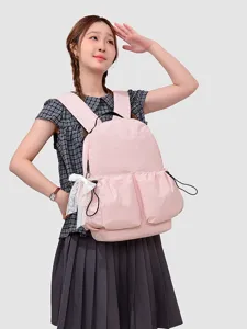 Mochila casual rosa bonita con bolsillos con cordón y colgante de encaje para uso diario.