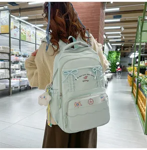 Zaino scolastico verde menta carino con dettagli a fiocco dolci e tasca ricamata per ogni giorno.