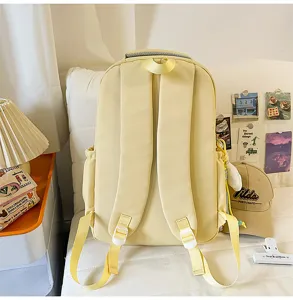 Zaino giallo casual per la scuola e i viaggi all'aperto con spallacci e tasche regolabili.