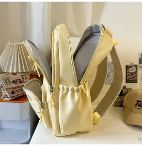 Zaino casual giallo con tasche multiple, elegante borsa da scuola per studenti e viaggi.