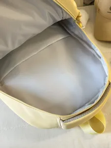 Zaino casual giallo leggero per uso quotidiano, scuola e viaggi, con ampio spazio interno.