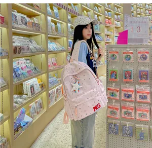 Détail de sac à dos rose avec étoiles, cartable étudiant décontracté pour voyage et quotidien.