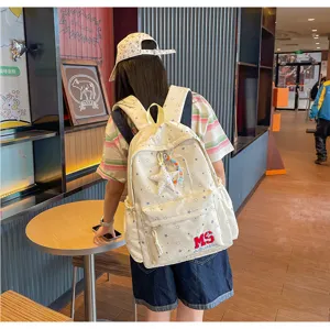 Détail de sac à dos quotidien, imprimé étoiles jaune clair avec broderie, sac stylé étudiant.