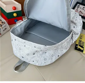 Sac à dos gris avec motif d'étoiles en détail, compartiment principal spacieux, cartable.