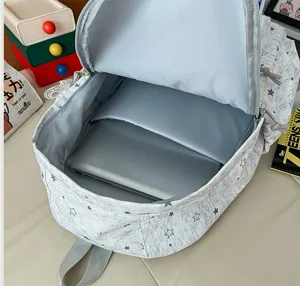 Vue intérieure détaillée du sac à dos gris motif étoiles avec compartiment pour ordinateur.