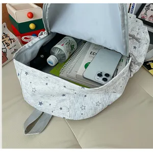Vue détaillée de l'intérieur du sac à dos décontracté étoilé avec des compartiments spacieux.