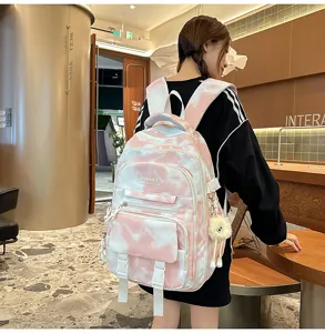 Vista dettagliata dello zaino rosa sfumato con tasche multiple e grazioso ponpon.